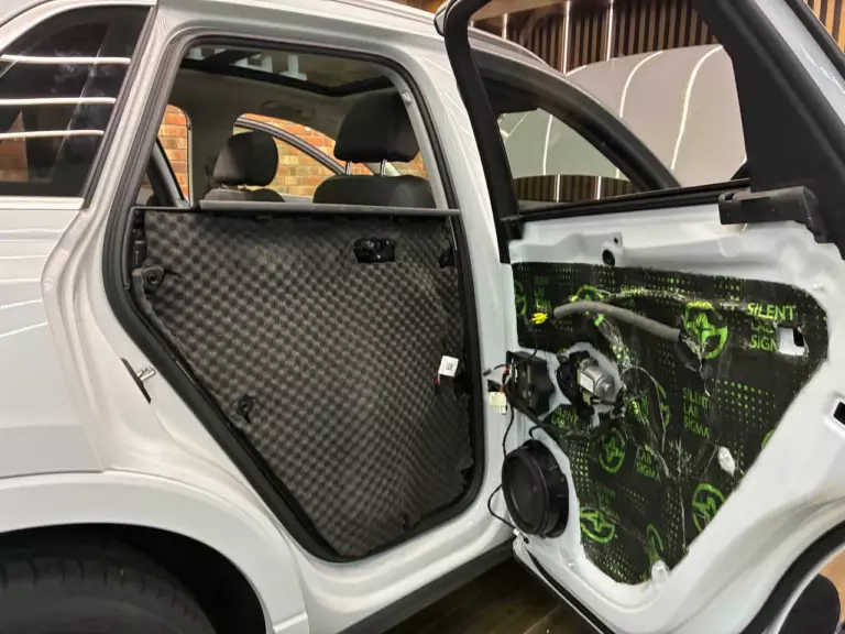 Шумоизоляция дверей Audi Q35